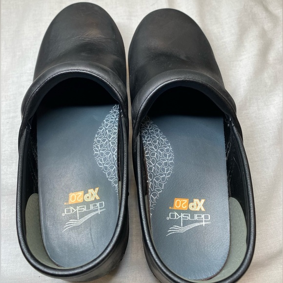 Woman’s dansko shoes size 6 - Picture 2 of 3